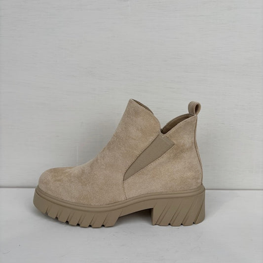 Laag enkellaarsje met stevige hak beige